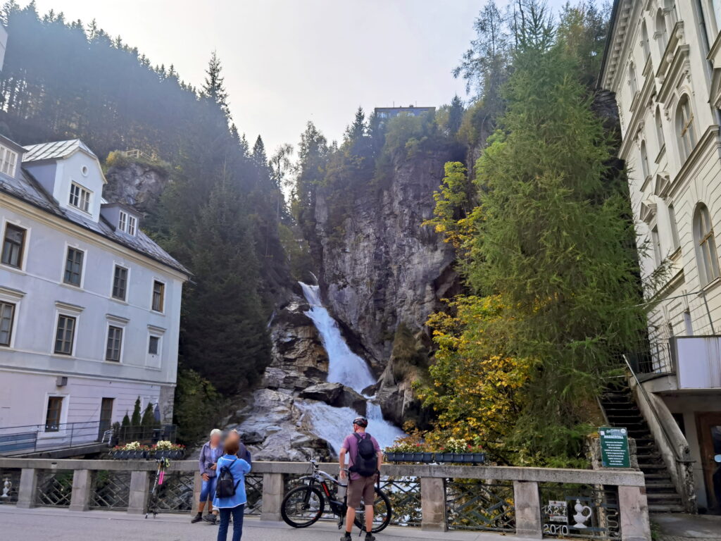 Der Blick auf den Bad Gastein Wasserfall in der Ortsmitte