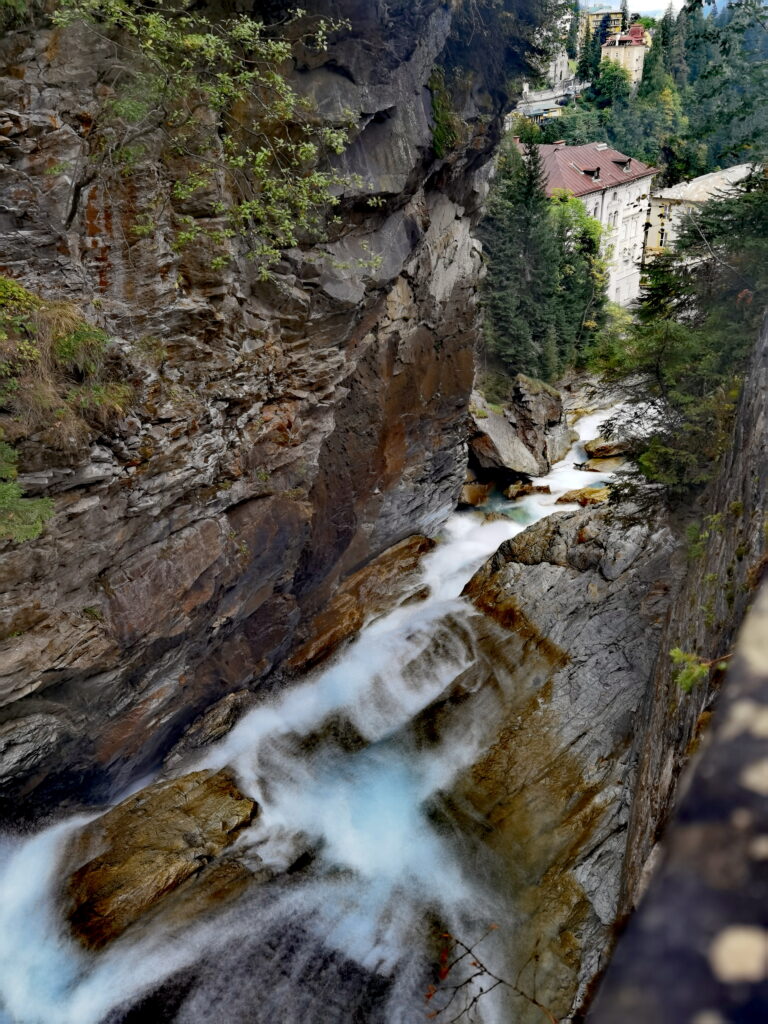 Der Gasteiner Wasserfall fließt direkt zwischen den Häusern im Ort