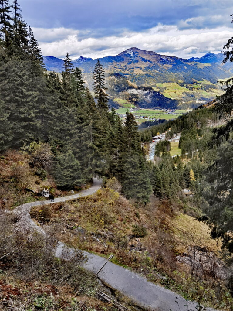 Die Krimmler Wasserfälle Wanderung führt auf einem breiten Weg entlang