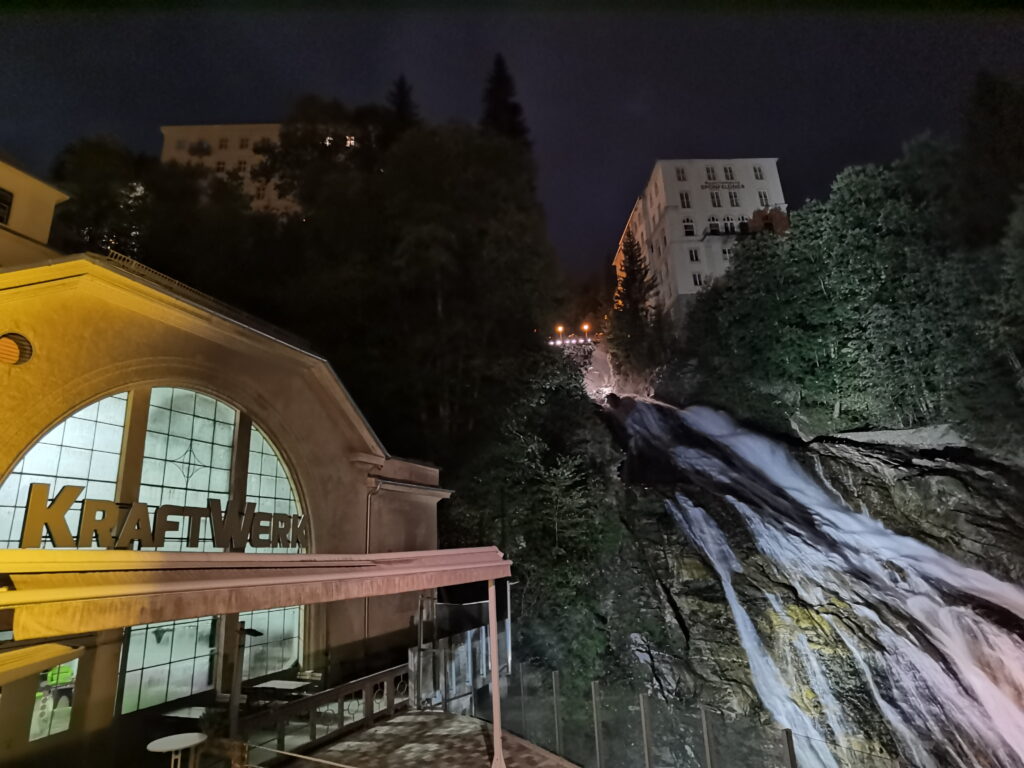 Beleuchtete Bad Gastein Wasserfälle in der Nacht