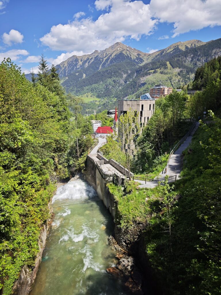 Bad Gastein Wasserfall Wanderung mit Blick auf die Berge